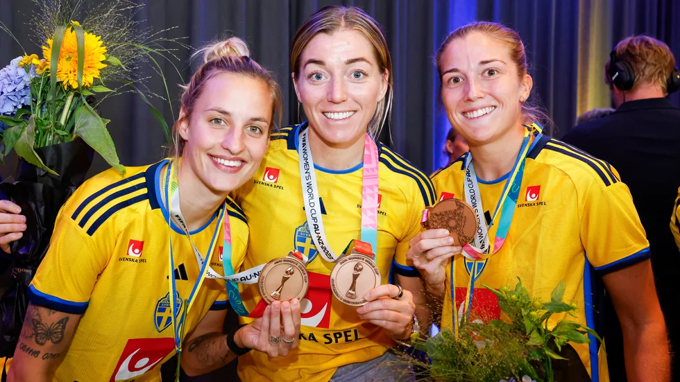 Nathalie Björn, Linda Sembrant och Filippa Angeldahl med sina medaljer. 