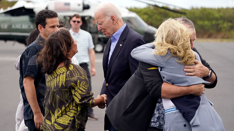 USA:s president Joe Biden och hans fru Jill Biden anlände på måndagen till den brandhärjade ön Maui i delstaten Hawaii. De möttes på flygplatsen av Hawaiis guvernör Josh Green och hans fru Jaime Green.