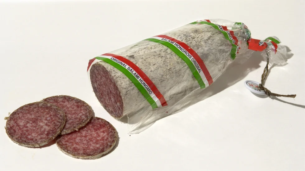 Hur gör man för att uppvakta en salami?
 