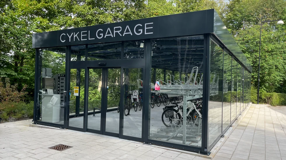 Förslagsskrivaren vill att regionen bygger ett låsbart cykelgarage på Visborg. Så här ser cykelgaraget vid resecentrum i Enköping ut. 