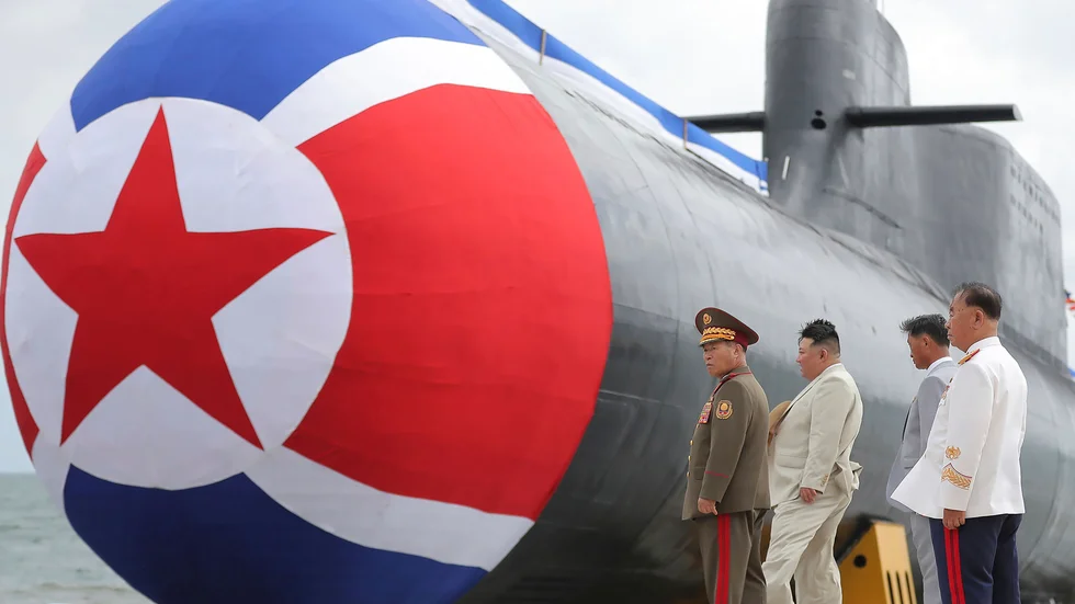 Kim Jong-Un, tvåa från vänster, inspekterar den nya ubåten. Fotot uppges vara taget i onsdags, men kommer från diktaturens hårt styrda medier.