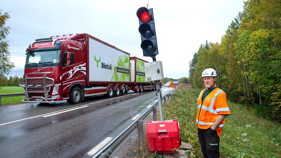 "Jättefarligt för trafikanterna", säger Peab-chefen Vesa Kreivi och  larmar om sabotage och stölder vid brobygget i Nybyn i Överkalix. Några timmar senare var det dags igen. 