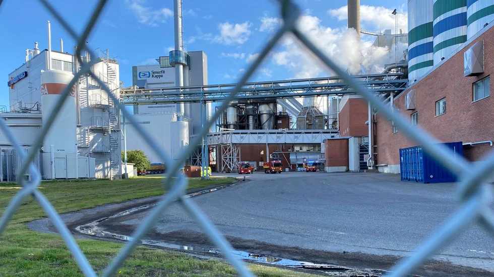 Flera enheter från räddningstjänsten har kallats till Smurfit Kappa efter ett larm om brand i fabriken. 