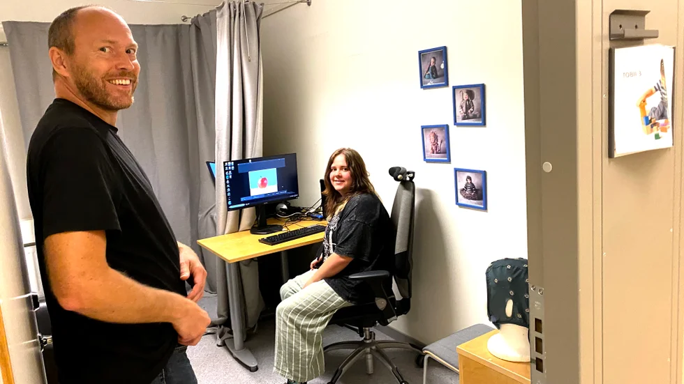 Pär Nyström är forskningsledare för den unika studien på babylab vid Institutionen för psykologi, där 1000 barn ska undersökas från sex månader till 16 års ålder. Amanda Riis är masterstudent och ska hjälpa till med datainsamlingen. 