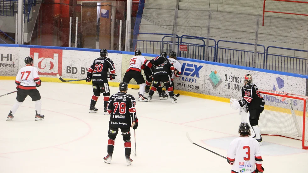 Det var en hel del bök och stök, stundtals grinigt under DM-matchen i LF Arena.