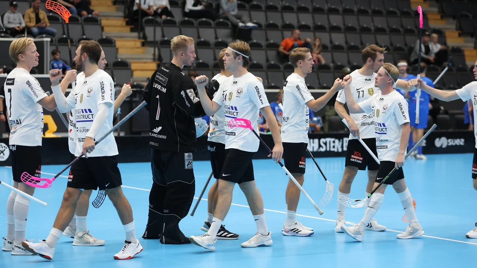 Emil Lindblom firar Storvretas seger mot Gävle. 