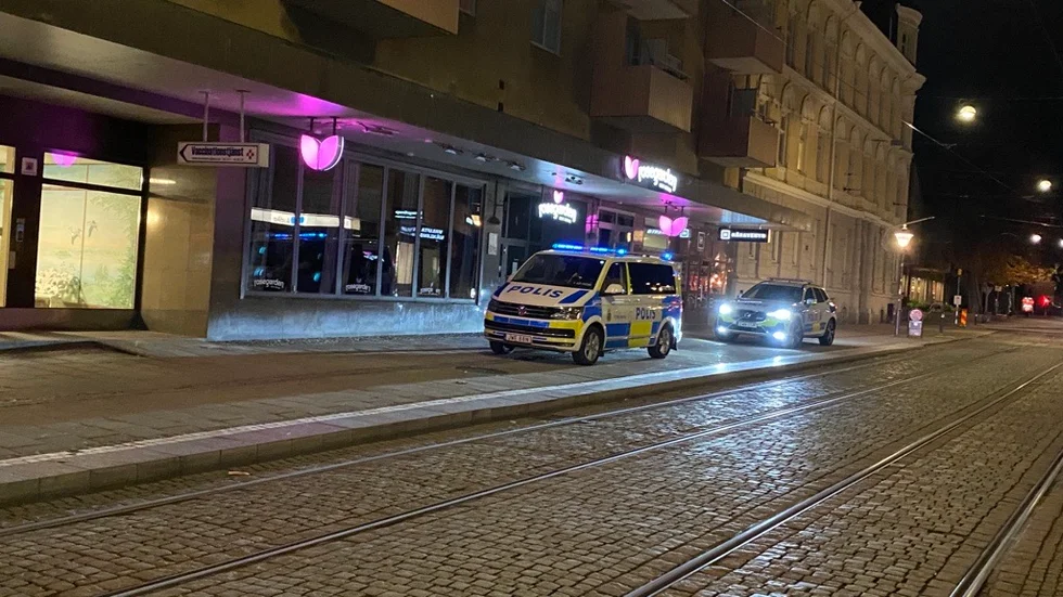 Polisbilar syntes på Drottninggatan vid midnatt.
