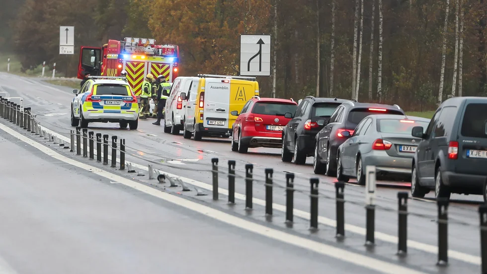Bilisten sladdade in i mitträcket några kilometer norr om Motala på riksväg 34. 