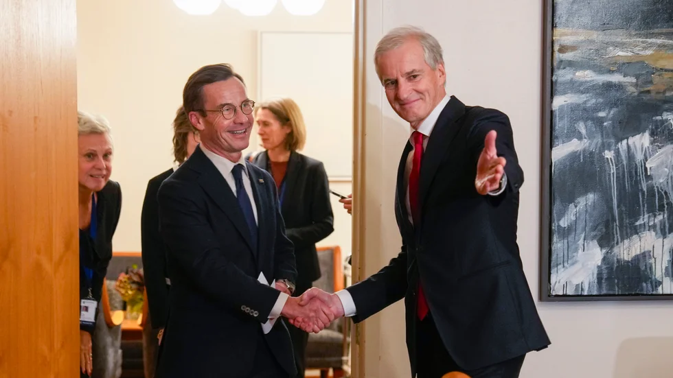 Norges statsminister Jonas Gahr Støre välkomnar Sveriges dito Ulf Kristersson till ett bilateralt möte i stortinget i Oslo på onsdagen.