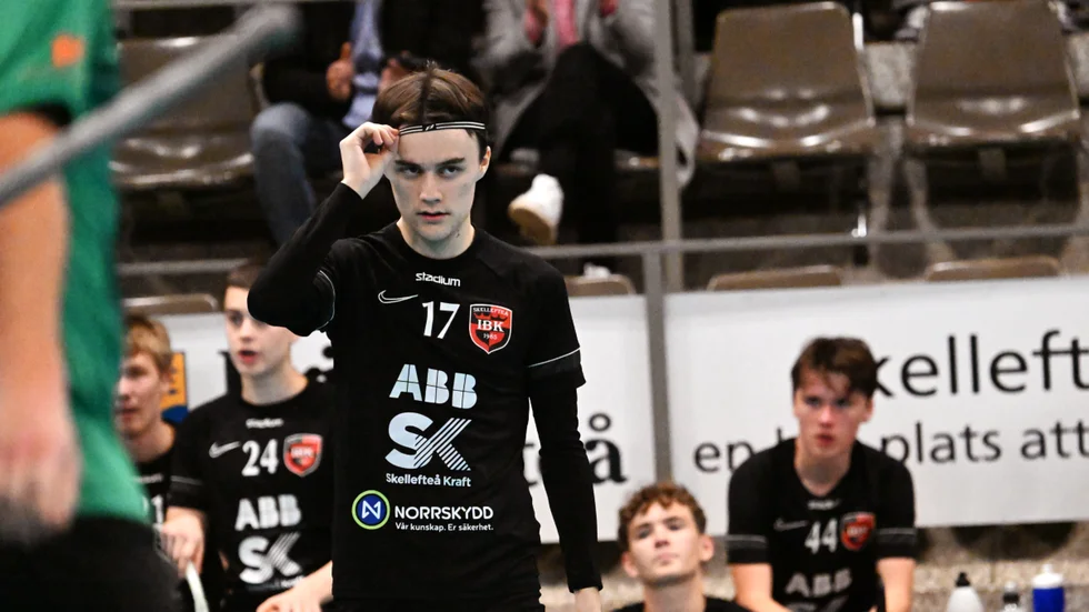 Skellefteå IBK:s skarpskytt Alex Holmberg blir borta från innebandyn under en längre tid. Det efter en olycka när han skulle fiska i fjällen.