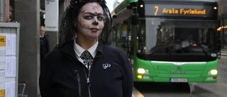 Sandra bjöd på bus och godis – bussresenärer fick en kuslig resa