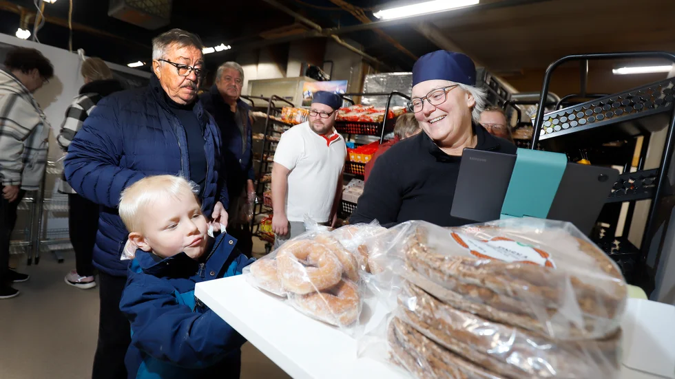 Sockrade munkar gillas av Oskar Vuollet, 4 år. Han var så klart på återinvigningen av Finska hembageriet.