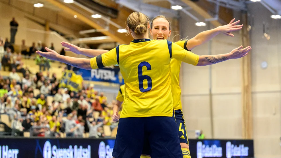 Linda Lundström och Frida Rångemyr (med ryggen mot kameran) är två spelare i det svenska futsallandslaget som spelar landskamp mot Slovenien i Norrmamlia sporthall, Piteå, på lördag.