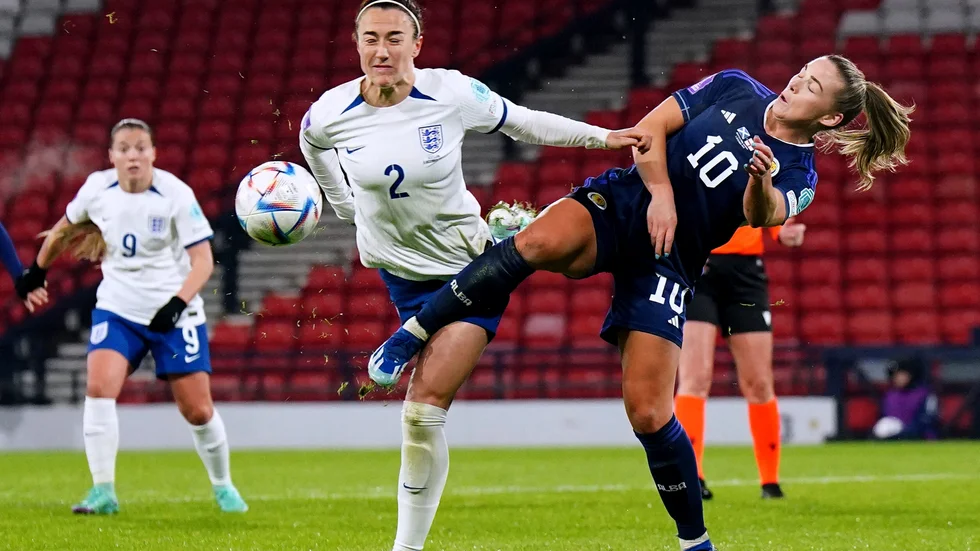 Englands Lucy Bronze och Skottlands Kirsty Hanson i Nations League-avgörandet.