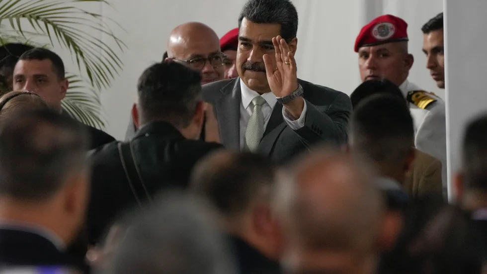 Venezuelas president Nicolás Maduro har beordrat det statliga oljebolaget att omedelbart utfärda licenser för utvinning av råolja i en region som tillhör grannlandet Guyana. Bild från i måndags.