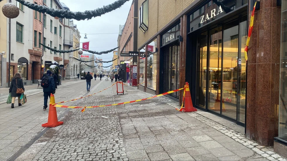 Det är fortfarande vissa avspärrningar utanför butiken, men dagen efter vattenläckan har de öppet igen. 