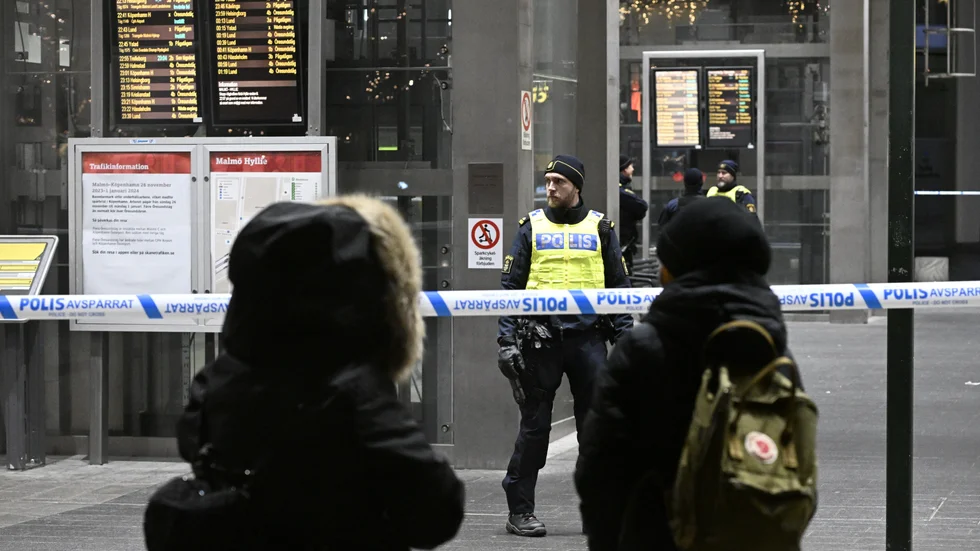 Polis och avspärrningar efter larm om ett misstänkt farligt föremål på ett tåg.