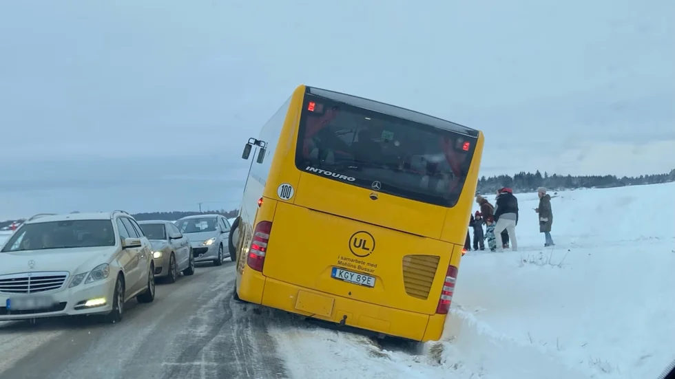 En buss har kört i diket på väg 591 i riktning mot Balingsta.