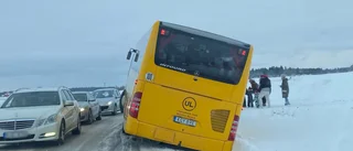 Kökaos under julmarknad – buss körde i diket