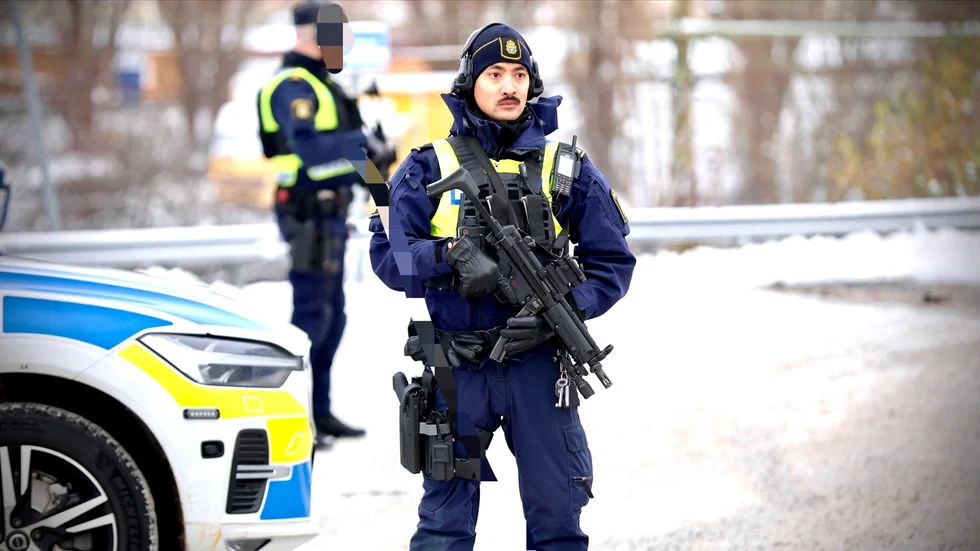Här ser vi poliser med förstärkningsvapen vid en häktningsförhandling på polishuset i Norrköping vid slutet av förra året 2023. Polisens strävan efter våldsmonopol är viktigt för tryggheten, friheten och ordningen i samhället.