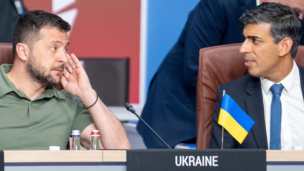 Ukrainas president Volodymyr Zelenskyj till vänster och Storbritanniens premiärminister Rishi Sunak till höger.