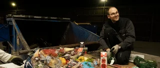 Här samlar Alfred flera kassar mat – ur en enda container