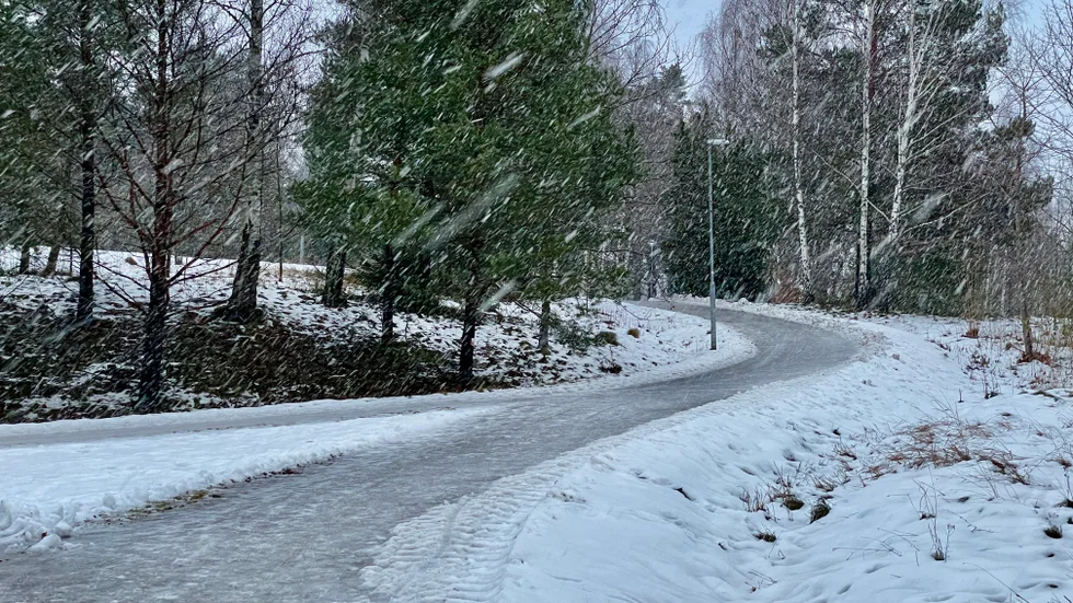 Under lördagen passerar ett nederbördsområde som kan ge ett par centimeter snö.