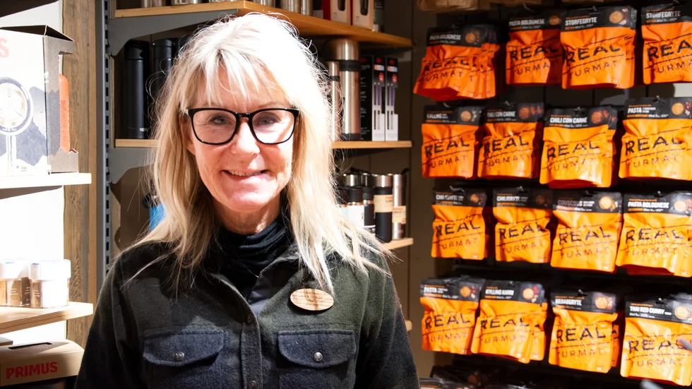 Jonna Nyman, Naturkompaniet, konstaterar hög efterfrågan på prepperrelaterade produkter såsom frystorkad mat och vattenreningstabletter.