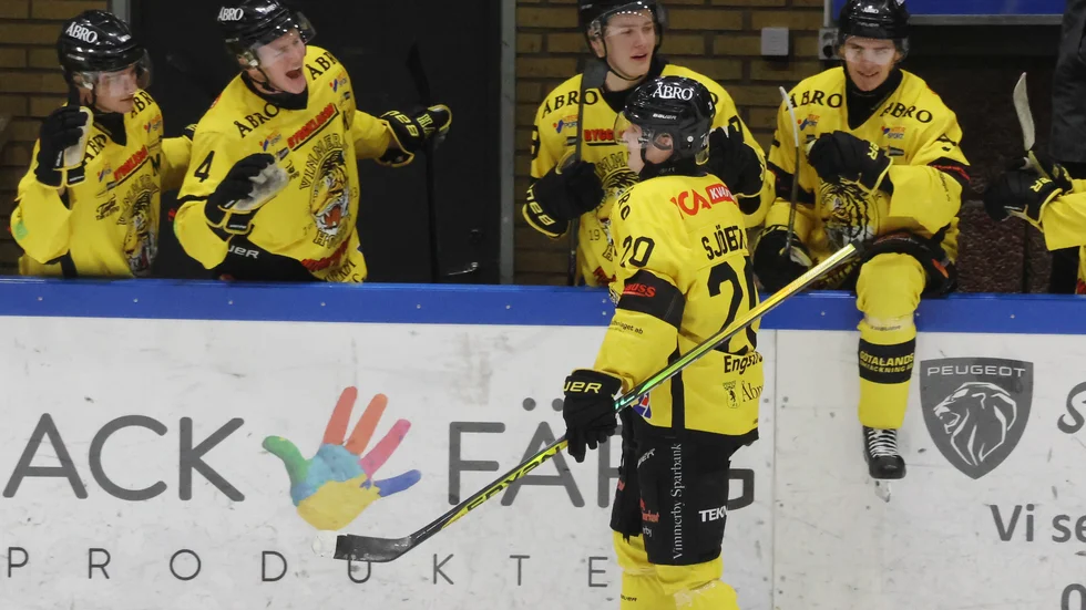 Carl Sjöberg jublar efter sitt straffmål.