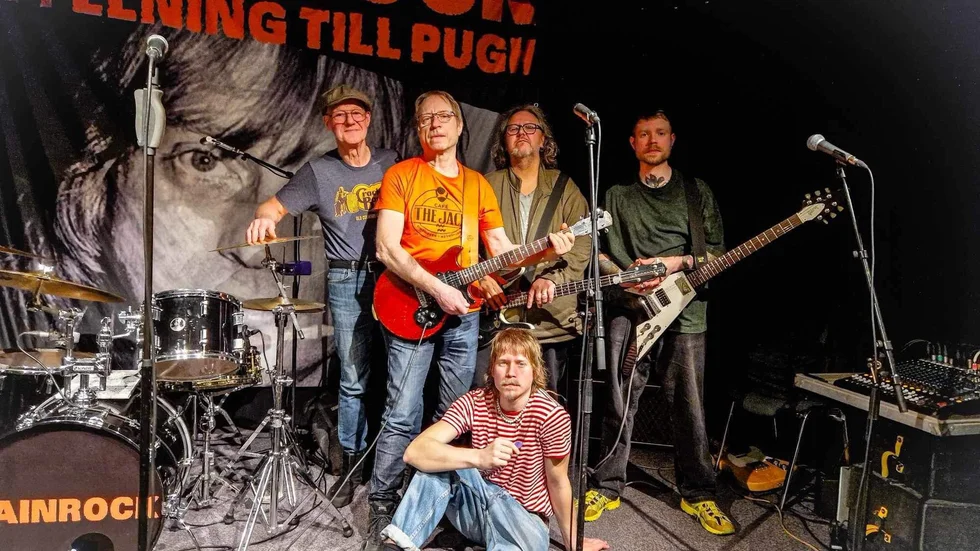 Ingemar Rogefeldt, i orange tröja, och de övriga i Rainrock kommer till Slite på fredagen och hyllar Pugh Rogefeldt genom att spela hans låtar. Senast de var på ön visade sig Pugh ha tre dagar kvar i livet.