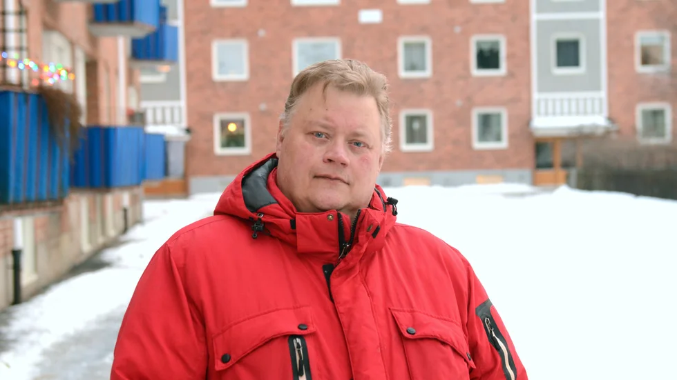 Björn Norén fick upprepade slag mot nacken och har senaste åtta åren haft kronisk huvudvärk och återkommande perioder med kräkningar. Vården har inte kunnat hjälpa honom. "Läkarna kliar sig i huvudet och pratar om sjukpension", säger han.