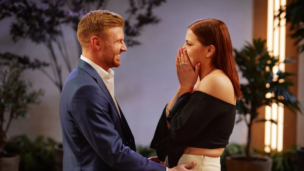 Lucas träffar sin dejt Emilia för första gången i "Love is blind Sverige".