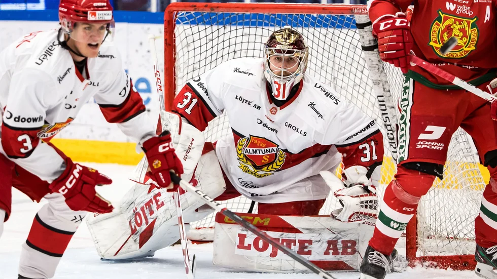 Jörgen Hanneborg i Almtunamålet med blicken på pucken. Kanske skulle han ha tagit något av Moras mål. Det blev hur som helst en mycket tung förlust för Almtuna i sexpoängsmatchen i Smidjegrav Arena.