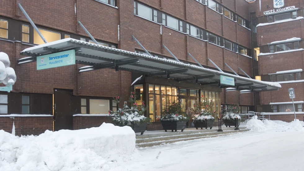 Huvudentrén till Luleå kommuns servicecenter. När snön började tina på taket vid blidvädret uppstod läckage in i byggnaden. Nyfosa renoverade inte taket när resten av byggnaden renoverades.