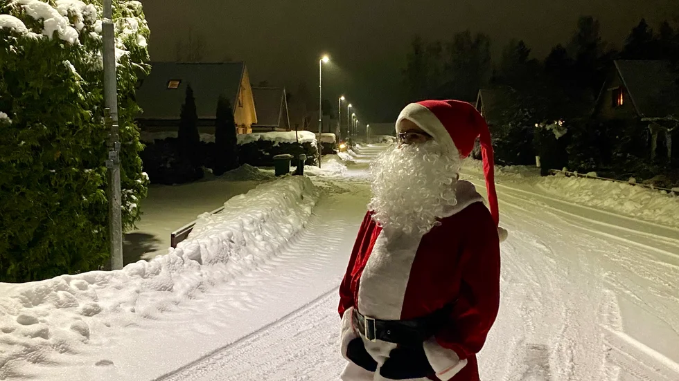 När Jasmin var omkring åtta år avslöjade hon tomten genom att känna under skägget. För barnen inte ska avslöja henne har hon ett särskilt knep – hon har nämligen dubbla skägg.