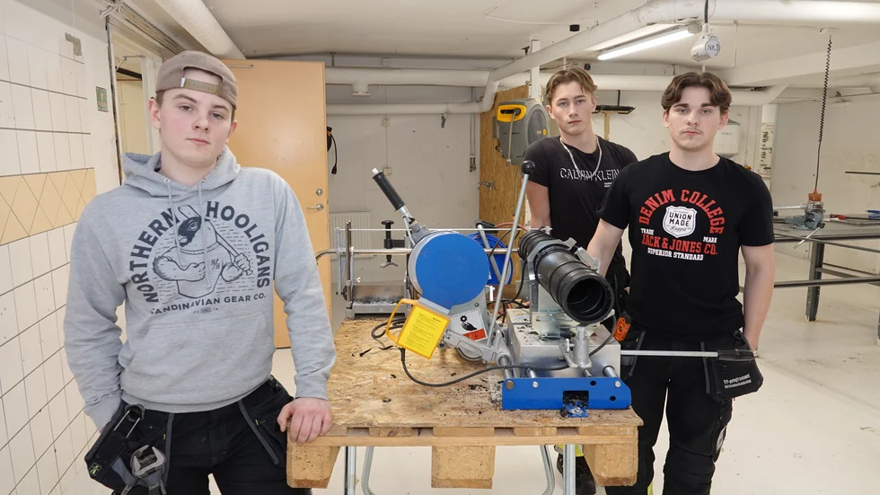 Abbe Dupuich, Wilmer Johansson och Loke Vesterlund, elever på VVS- och fastighetsprogrammet, VF, på Strömbackaskolan, är upprörda och besvikna efter beskedet att inriktningen industrirör inte startar hösten 2024.