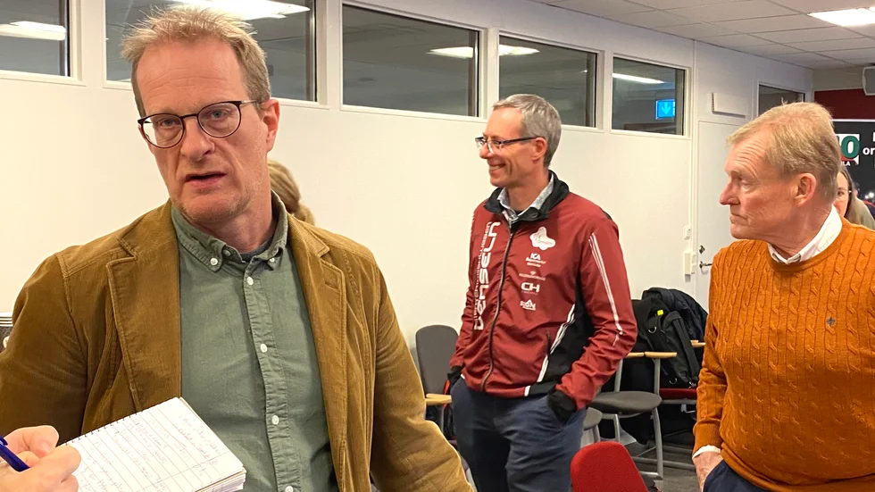 Mats Annerfeldt (S) är kommunstyrelsens ordförande (till vänster i bild). Finspångsbon Bengt Folkestad uppmanar honom och samhällsplaneringschefen Magnus Pirholt att fundera på ett annat sätt när det gäller "parkeringsstrategin" i kommunen. 