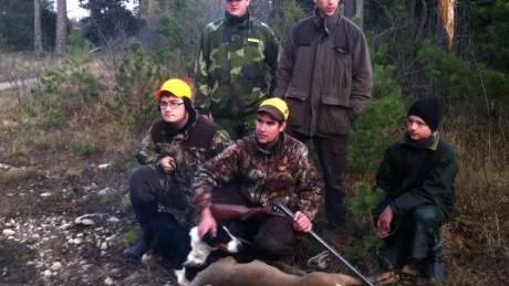 JAKTLYCKA. Sex unga gotländska jägare kom till den jakt som Dreverklubben arrangerade förra söndagen.  Marcus Berglund och Christoffer Gahne överst, sedan Kevin Johansson, Christer Gahne med drevern Bass och det fällda rådjuret och sist Leonard Kristiansson.  Fredrik Olofsson är inte med på bilden.       foto: david eneqvist