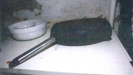 Det var den här stekpannan som 41-åringen slog 38-åringen med i huvudet flera gånger. Han säger att han handlade i nödvärn. Foto: Polisens förundersökning