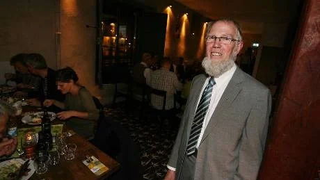 KD. När drygt häften av distrikten på Gotland räknats såg det ut som om Kristdemokraterna skulle tappa sin plats i kommunfullmäktige. Yngve Andersson ville inte ge upp hoppet, men befarade att Sverigedemokraterna kunde norpa deras plats. "Det blir synd om Gotland, men gotlänningarna har ju själva valt, konstaterade han. Att lämna plats åt just Sverigedemokraterna skulle bli än tyngre att bära än att bli utslaget av något annat parti, konstaterade Yngve Andersson. -Vi står ju för så helt olika syn på människovärde. (GA)