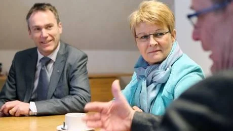 Partiledare. Till höger, partiledaren på Gotland för centern, Björn Larsson i samspråk med Maud Olofsson som har blivande vindkraftsamordnaren i riket, Lars Thomsson, vid sin sida.Foto: Rolf Jönsson