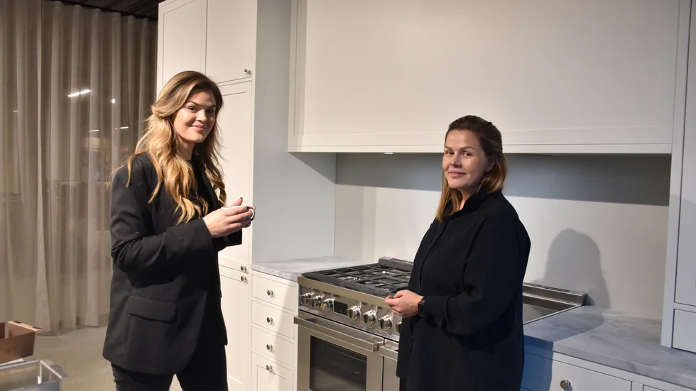 Elon Bogårdens Julia Boman (t v) och Lina Johansson samtalar i de nya lokalerna. Bägge jobbar som köksritare.