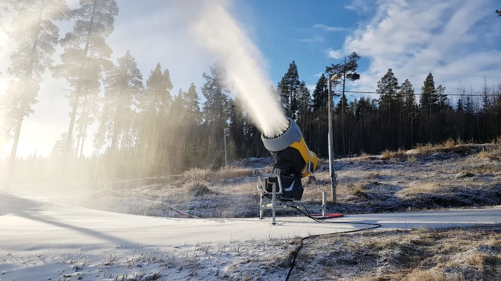 Under torsdagskvällen kommer man starta snötillverkningen i barnbacken på Lindbäcksstadion. (Arkivbild)