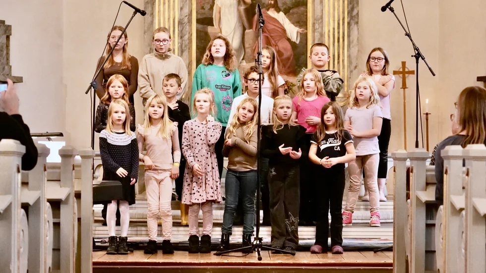 Barnkören sjunger för besökarna i kyrkan.