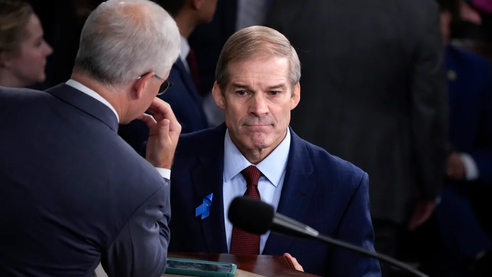 Republikanen Jim Jordan (till höger), som här överlägger med den tillfällige talmannen Patrick McHenry, lyckades inte få en majoritet av det amerikanska representanthusets ledamöter bakom sig för att bli ny talman.