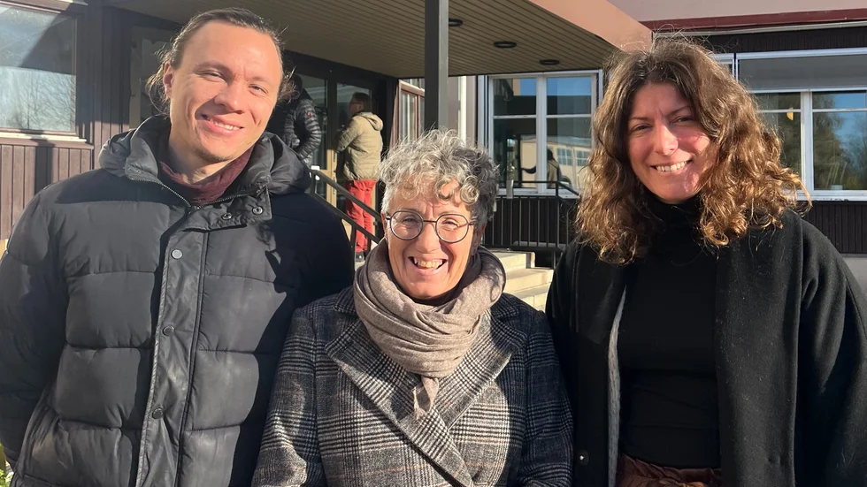 Isak Burström, Kerstin Burström och Elisabet Kedziora har åkt från Stockholm för att uppleva Berättarfestivalen. "Jag har sett fram emot det här i två år och är superpeppad", säger Elisabet. "Det är ett jättefint program", säger Kerstin.