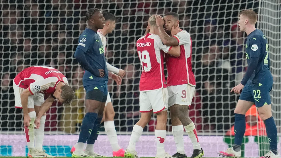 Arsenal fixade ett sent kryss i Londonderbyt mot Chelsea.