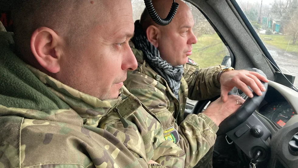 Änglar. Rustam Lukomskij och Volydymyr Rajvitj tillhör en grupp poliser som utför särskilt riskfyllda uppgifter vid fronten.