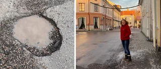 Det small till: Boel körde ner i grop – fick punktering