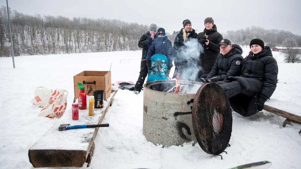 Familjen Halldin Steen brukar få till någon dag i pulkabacken varje vinter. Då ingår såklart både pulkaåkning och korvgrillning. Ett utmärkt sätt att umgås menade pappa Mats.
På bilden ser vi Axel Halldin, kompisen Linus Egonsson, Marie Halldin. Alicia Steen,  Mats Halldin och Alva Steen. 